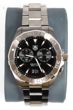 Armbanduhr "TagHeuer Aquaracer", Edelstahl, Quarzwerk, wasserdicht bis 300 m, schwarzes Zifferblatt mit Stabindizes, dezentraler Sekunde, Weckfunktion und Datumsanzeige, verschraubte Sicherheitskrone, Gliedera… - Foto 1