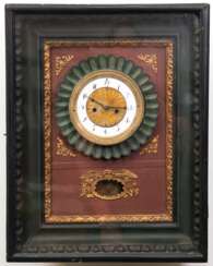Biedermeier-Rahmenuhr, ebonisiertes Holzgehäuse innen dunkelrot und dunkelgrün gefasst, 1/2-Stundenschlag auf Tonfeder, Funktion nicht geprüft, verglaste Front (1 Ecke def.), 43,5x34,5x13,5 cm