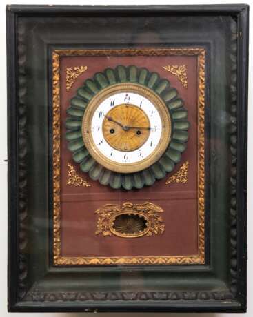 Biedermeier-Rahmenuhr, ebonisiertes Holzgehäuse innen dunkelrot und dunkelgrün gefasst, 1/2-Stundenschlag auf Tonfeder, Funktion nicht geprüft, verglaste Front (1 Ecke def.), 43,5x34,5x13,5 cm - Foto 1