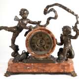 Große Kaminuhr, Lenzkirch um 1900, Marmor- Sockel und -Gehäuse, flankiert von 2 plastischen Bronze-Putten mit Band, Messing-Zifferblatt mit römischen Zahlen, 1/2-Stundenschlag auf Glocke, Werk bez. "Lenzkirch, Agu,… - photo 1