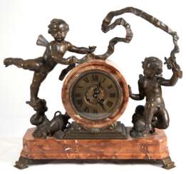Große Kaminuhr, Lenzkirch um 1900, Marmor- Sockel und -Gehäuse, flankiert von 2 plastischen Bronze-Putten mit Band, Messing-Zifferblatt mit römischen Zahlen, 1/2-Stundenschlag auf Glocke, Werk bez. &quot;Lenzkirch, Agu,…