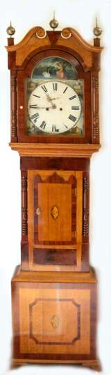 Barock-Standuhr, England um 1780, Eiche, Mahagoni, Palisander, Nußbaum furniert, mit Muschelintarsie aus Buchsbaum, auf hochrechteckigem Sockel 1-türiger Korpus, Riß im unteren Uhrenkasten, 1-türiger Uhrenkopf mit Sichtf… - Foto 1