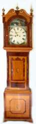 Barock-Standuhr, England um 1780, Eiche, Mahagoni, Palisander, Nußbaum furniert, mit Muschelintarsie aus Buchsbaum, auf hochrechteckigem Sockel 1-türiger Korpus, Riß im unteren Uhrenkasten, 1-türiger Uhrenkopf mit Sichtf…