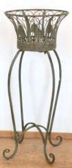 Gartenblumenständer auf 4 Beinen, Metall, grün gefasst, durchbrochen gearbeitet, H. 83,5 cm, Dm. 36 cm