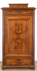 Pfeilerschrank, um 1840, Nußbaum furniert, 1-türiger Korpus mit 3 Schubfächern und 4 Einlegeböden, Gebrauchspuren, 157x82x49 cm