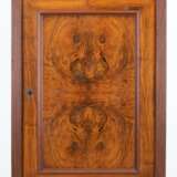 Pfeilerschrank, um 1840, Nußbaum furniert, 1-türiger Korpus mit 3 Schubfächern und 4 Einlegeböden, Gebrauchspuren, 157x82x49 cm - photo 1