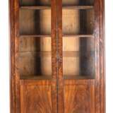 Spätbiedermeier-Vitrine, Mahagoni furniert, 2 Türen im oberen Bereich verglast, 5 Einlegeböden, Gebrauchspuren, Furnierfehlstellen, 1 seitl. Zierleiste fehlt, 210x110x39 cm - photo 1