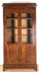 Spätbiedermeier-Vitrine, Mahagoni furniert, 2 Türen im oberen Bereich verglast, 5 Einlegeböden, Gebrauchspuren, Furnierfehlstellen, 1 seitl. Zierleiste fehlt, 210x110x39 cm