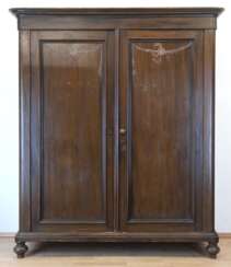 Kleiderschrank, um 1930, Kiefer, Bierlack gefaßt und floral bemalt, 2-türiger Korpus, zerlegbar, Gebrauchspuren, 200x172x68 cm