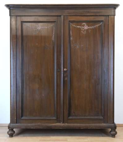 Kleiderschrank, um 1930, Kiefer, Bierlack gefaßt und floral bemalt, 2-türiger Korpus, zerlegbar, Gebrauchspuren, 200x172x68 cm - photo 1