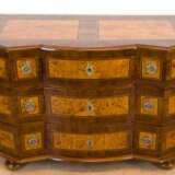 Barock-Kommode, 3-schübig, Nußbaum furniert mit Wurzelholzintarsien, intarsierte Platte, Bronzebeschläge, auf gedrückten Kugelfüßen, 82x124x62 cm - Foto 1