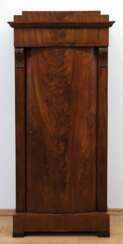 Biedermeier-Silberschrank, Mahagoni furniert, Korpus mit konvex gerundeter Tür und einem Schubfach, 134x62 cm