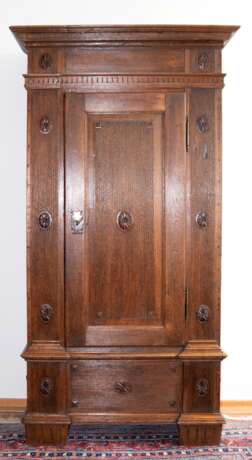 Louis Seize-Schrank, um 1800, Eiche, 1-türig, mit Einlegeböden, Front kanneliert und beschnitzt, nicht zerlegbar, Gebrauchspuren,206x112x53 cm - photo 1