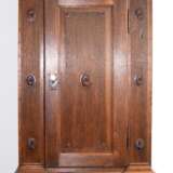 Louis Seize-Schrank, um 1800, Eiche, 1-türig, mit Einlegeböden, Front kanneliert und beschnitzt, nicht zerlegbar, Gebrauchspuren,206x112x53 cm - photo 1