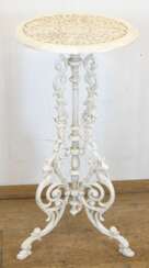 Blumentisch, Gußeisen, weiß gefasst, Platte und dreibeiniges Fußgestell durchbrochen gearbeitet, H. 70 cm, Dm. 36 cm