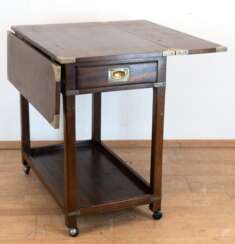 Tisch mit 2 Hängeohren, England, Mahagoni mit Messing-Beschlägen, zwischen 4 Beinen auf Rollen Ablage, in der Zarge 1 Schublade, Gebrauchspuren, 73x76x45(91) cm