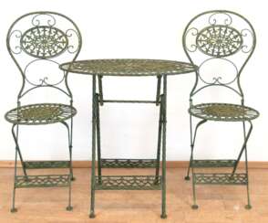 Gartentisch, oval und 2 Stühle, klappbar, Metall, grün gefasst, ornamental durchbrochen, Tisch 75,5x72x53 und Stuhl je 100x38x40 cm
