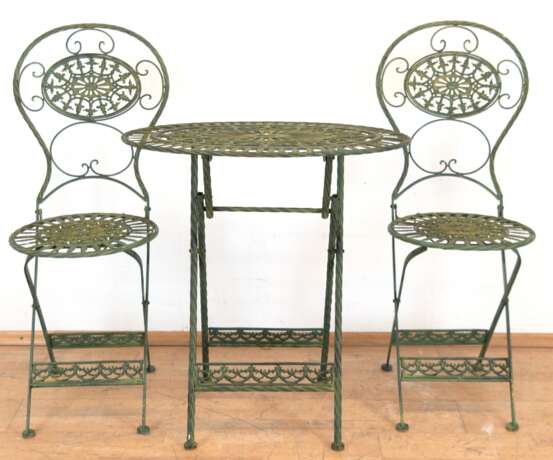 Gartentisch, oval und 2 Stühle, klappbar, Metall, grün gefasst, ornamental durchbrochen, Tisch 75,5x72x53 und Stuhl je 100x38x40 cm - photo 1