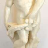 Gartenfigur "Neptun mit Fisch", Steinguß, restauriert, hell gefasst, 130x45x30 cm - photo 1
