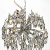 Designer-Deckenlampe, 4-flammig, strahlenförmige Kugelform, Chrom, mit chromfarbenem und farblosem Kunststoffbehang, Dm. 50 cm, H. ca. 80 cm - photo 1