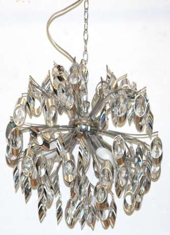 Designer-Deckenlampe, 4-flammig, strahlenförmige Kugelform, Chrom, mit chromfarbenem und farblosem Kunststoffbehang, Dm. 50 cm, H. ca. 80 cm - photo 1