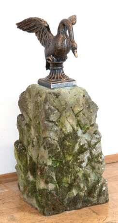 Schwan auf Sandsteinsockel, Schwan Metallguß bronziert, ges. 85x33x36 cm - photo 1