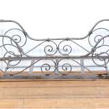 Biedermeier-Puppenbett, klappbares Metallgestell, Eisen klar lackiert, auf 4 Rädern, 36x57x25 cm - photo 1