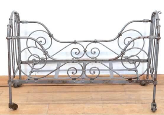 Biedermeier-Puppenbett, klappbares Metallgestell, Eisen klar lackiert, auf 4 Rädern, 36x57x25 cm - photo 1