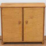 Puppenschrank um 1930, 2-türig, mit Fächern und Stange, verschiedene Hölzer, aufgearbeitet, 45x50x16 cm - Foto 1