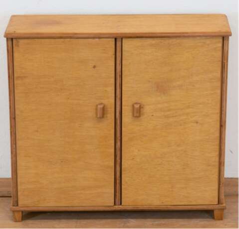 Puppenschrank um 1930, 2-türig, mit Fächern und Stange, verschiedene Hölzer, aufgearbeitet, 45x50x16 cm - Foto 1