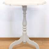 Shabby-Chic-Beistelltisch, weiß gefaßt, über gedrechselter Mittelsäule, ovale, geschweifte Platte, 70x61x43 cm - Foto 1