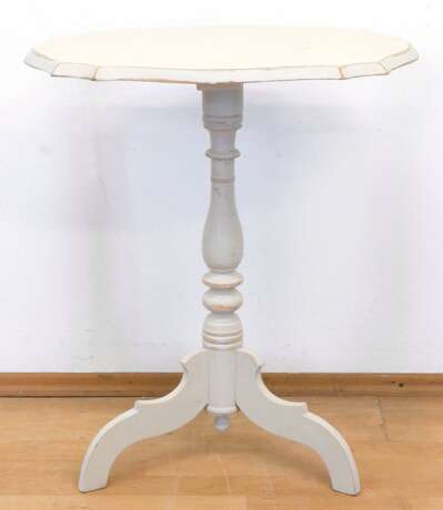 Shabby-Chic-Beistelltisch, weiß gefaßt, über gedrechselter Mittelsäule, ovale, geschweifte Platte, 70x61x43 cm - Foto 1