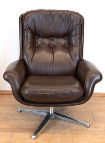 Ledersessel, DDR, kippbar, auf Aluminium-Drehfuß, loses Sitzkissen, Gebrauchspuren an den Armlehnen und im Rückenteil, 98x82x77 cm - Foto 1