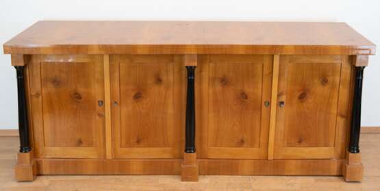 Anrichte im Biedermeierstil, Kirsche furniert, 3 ebonisierte Vollsäulen, hinter 4 Türen Einlegeboden, Furnierschäden, 1 Schlüsselblende fehlt, Gebrauchspuren, 80x208x60 cm - Foto 1