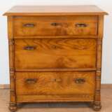 Gründerzeit-Kommode, Esche, 3 Schubkästen, vorn 2 Kugelfüße, 1 Beschlag fehlt, Seiten gerissen, Gebrauchspuren, 89x85x51 cm - Foto 1