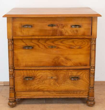 Gründerzeit-Kommode, Esche, 3 Schubkästen, vorn 2 Kugelfüße, 1 Beschlag fehlt, Seiten gerissen, Gebrauchspuren, 89x85x51 cm - Foto 1