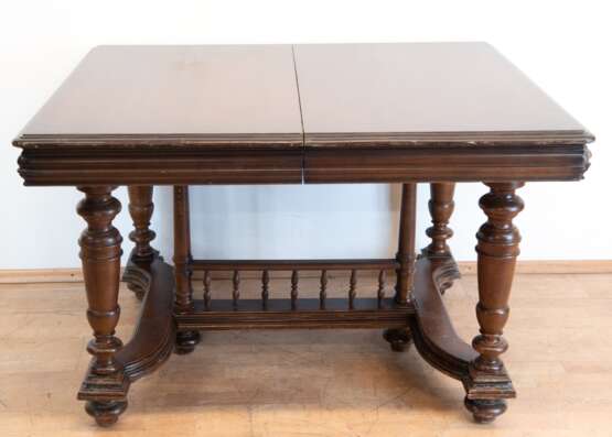 Gründerzeit-Tisch und 4 Stühle, mahgonifarben, Kulissentisch auf 4 gedrechselten und verstrebten Beinen, 1 Einlegeplatte original und 3 ergänzt, starke Gebrauchspuren, an Zarge fehlen 3 Eckleisten, Furnierfehlstellen und… - photo 1 Gründerzeit-Tisch und 4 Stühle, mahgonifarben, Kulissentisch auf 4 gedrechselten und verstrebten Beinen, 1 Einlegeplatte original und 3 ergänzt, starke Gebrauchspuren, an Zarge fehlen 3 Eckleisten, Furnierfehlstellen und… - photo 1