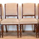 Gründerzeit-Tisch und 4 Stühle, mahgonifarben, Kulissentisch auf 4 gedrechselten und verstrebten Beinen, 1 Einlegeplatte original und 3 ergänzt, starke Gebrauchspuren, an Zarge fehlen 3 Eckleisten, Furnierfehlstellen und… - photo 2