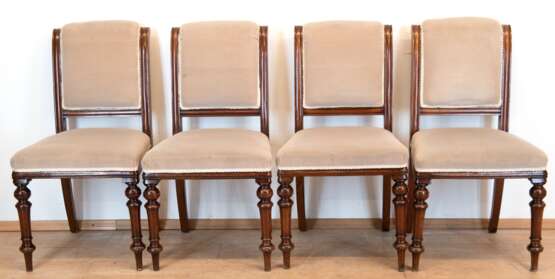 Gründerzeit-Tisch und 4 Stühle, mahgonifarben, Kulissentisch auf 4 gedrechselten und verstrebten Beinen, 1 Einlegeplatte original und 3 ergänzt, starke Gebrauchspuren, an Zarge fehlen 3 Eckleisten, Furnierfehlstellen und… - photo 2 Gründerzeit-Tisch und 4 Stühle, mahgonifarben, Kulissentisch auf 4 gedrechselten und verstrebten Beinen, 1 Einlegeplatte original und 3 ergänzt, starke Gebrauchspuren, an Zarge fehlen 3 Eckleisten, Furnierfehlstellen und… - photo 2