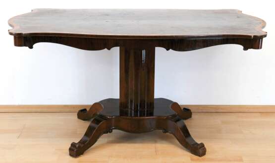 Biedermeier-Couchtisch, Mahagoni furniert, über 4-passigem Fuß im Querschnitt oval geschweifte Säule, 4seitig geschweifte Platte, 62x126x73 cm - Foto 1