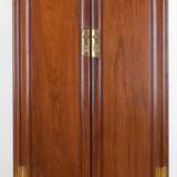 Anrichte und Schrank, China, mahagonifarben mit Messing-Beschlägen, Anrichte 2-türig, mit 3 Schubladen, 2 Einlegeböden, 87x126x50 cm, Schrank mit 2 Türen, dahinter 2 Schubkästen, 3 Einlegeböden und 2 herausziehbare Ablag… - Foto 2