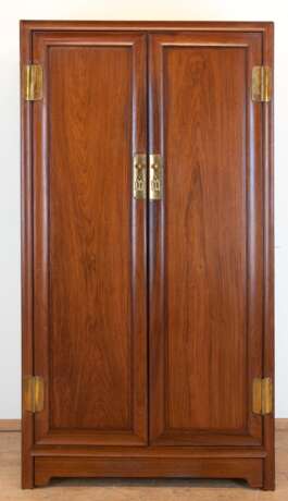 Anrichte und Schrank, China, mahagonifarben mit Messing-Beschlägen, Anrichte 2-türig, mit 3 Schubladen, 2 Einlegeböden, 87x126x50 cm, Schrank mit 2 Türen, dahinter 2 Schubkästen, 3 Einlegeböden und 2 herausziehbare Ablag… - Foto 2
