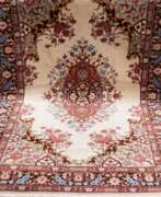 Carpets & Textiles. Täbriz, hellgrundig mit floral gemustertem Medaillon, brauner Rand mit Blumen, 290x200 cm