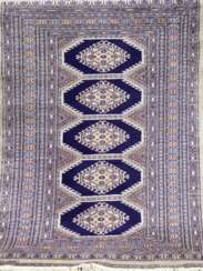 Teppich, signiert, grauer Untergrund, blau gemustert, Ränder belaufen und def., Reinigung empfohlen, signiert,149x94 cm