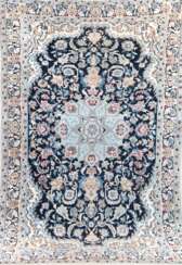 Teppich, Nain, hellgrundig, blau gemustert, Kanten leicht belaufen, Reinigung empfohlen, 126x205 cm