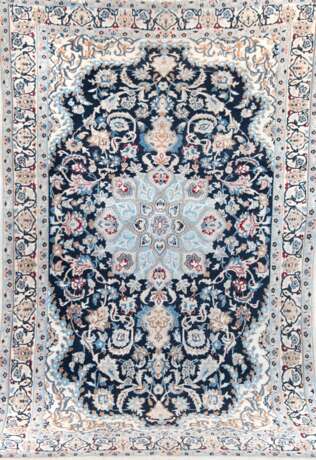 Teppich, Nain, hellgrundig, blau gemustert, Kanten leicht belaufen, Reinigung empfohlen, 126x205 cm - Foto 1