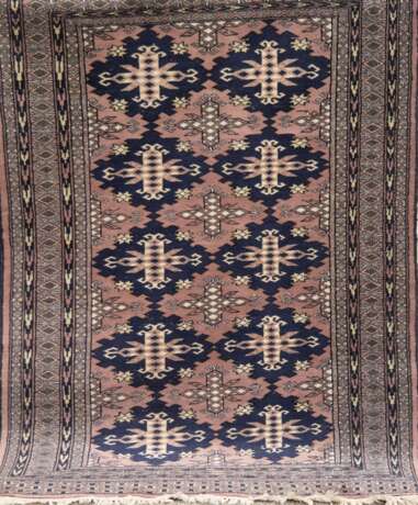 Teppich, braungrundig, dunkelblau ornamental gemustert, Fransen unterschiedlich land, Reinigung empfohlen, 145x94 cm - photo 1