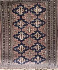 Teppich, braungrundig, dunkelblau ornamental gemustert, Fransen unterschiedlich land, Reinigung empfohlen, 145x94 cm
