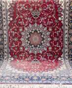 Overview. Teppich, rotgrundig mit blauem Rand, floral gemustert, 208x320 cm