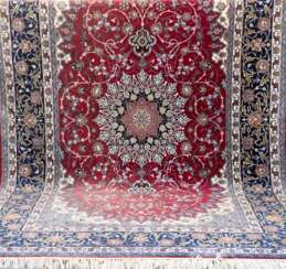 Teppich, rotgrundig mit blauem Rand, floral gemustert, 208x320 cm